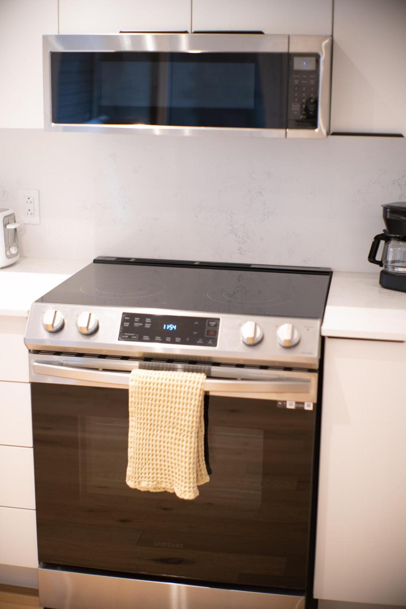 Beautifully Renovated 3br Downtown 2min To Metro Montréal